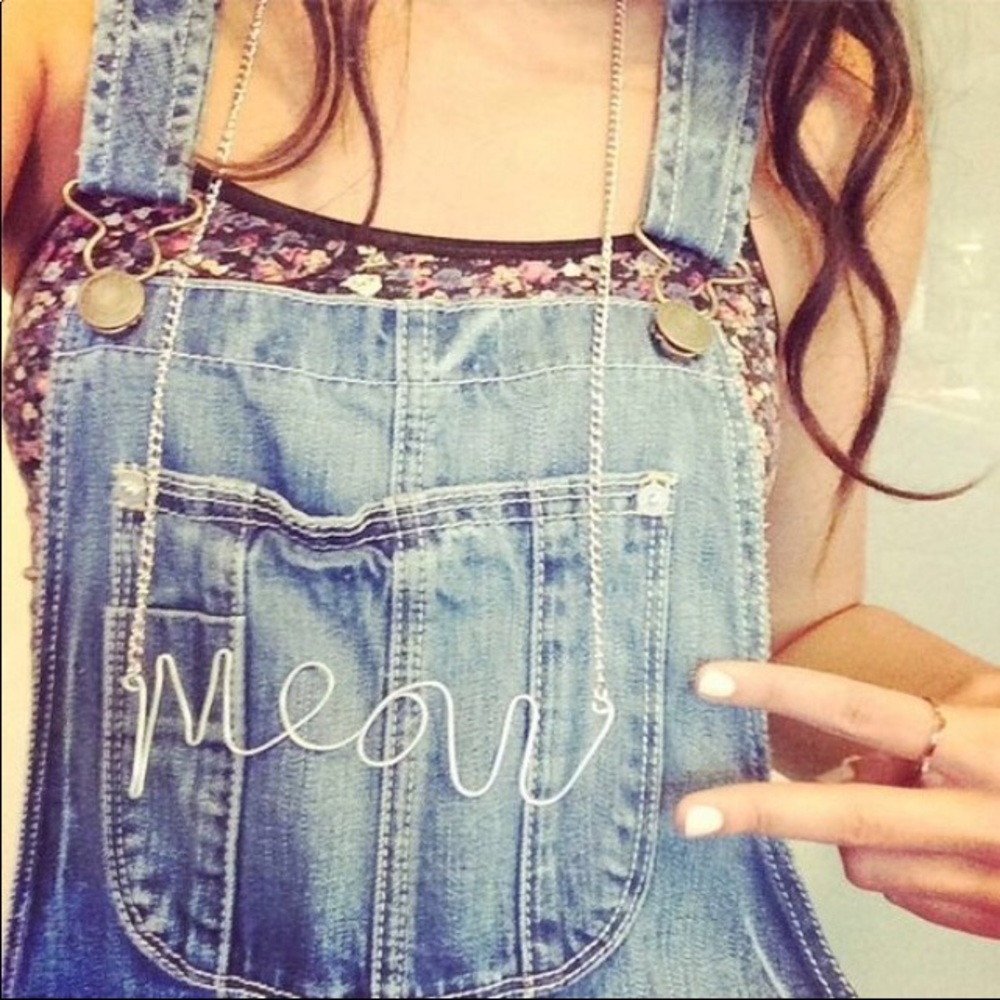 ✨HP✨ Gold Cursive Meow Chain Necklace - Picture 2 of 7